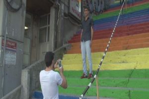 Tramvay'dan g&ouml;ren fotoğraf &ccedil;ektirmeye koşuyor
