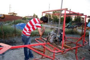 &Ccedil;ocukluk hayalini evinin bah&ccedil;esinde yapıyor