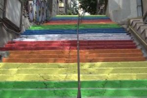 Uzmanlar rengarenk merdivenleri yorumladı