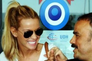 Sempatik tavrıyla dikkat &ccedil;ekti