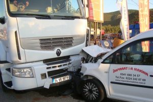 K&ouml;peğe &ccedil;arpmamak isterken TIR'a &ccedil;arptı