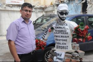 Esnaftan canlı mankenli protesto