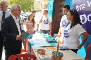 Bozbey yurt stantlarını ziyaret etti