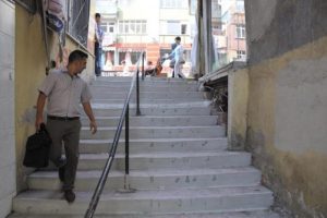 İzmit'te renkli merdivenleri belediye griye boyadı