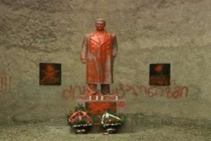 Stalin heykeline boyalı saldırı