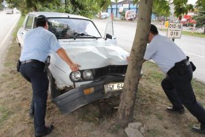 Otomobil ağaca &ccedil;arptı