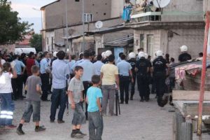 Mahalle savaş alanına d&ouml;nd&uuml;