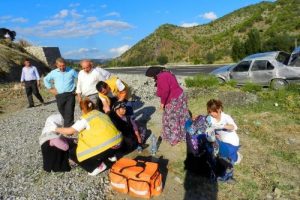 Otomobil şarampole yuvarlandı