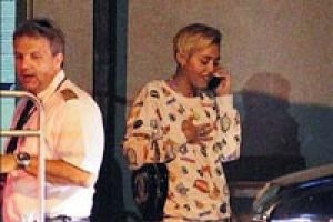 Miley Cyrus pijamalı yakalandı