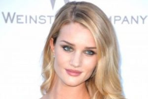 Rosie Huntington artık yalnız