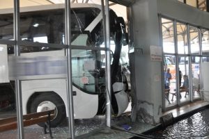 Bursa'daki otob&uuml;s kazası g&uuml;venlik kamerasında
