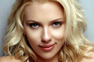 Scarlett Johansson nişanlandı