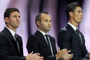 Barcelona, Iniesta'yı &ouml;d&uuml;llendirmek istiyor