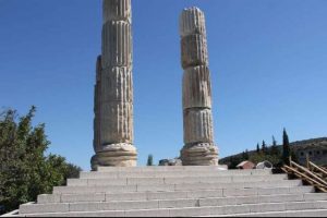 Skandal iddia! Tarihi tapınağa kamyon &ccedil;ıkarıldı!