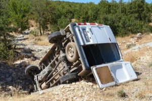 Minib&uuml;s devrildi: 1 yaralı