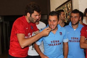 Zeki Yavru'ya s&uuml;rpriz doğum g&uuml;n&uuml;
