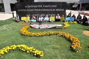 &Ouml;ğrencilerden b&uuml;t&uuml;nleme sınavı i&ccedil;in eylem