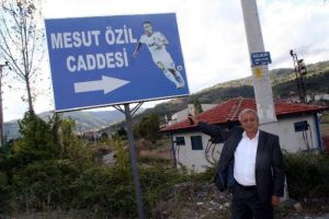 Mesut &Ouml;zil Caddesi'nin tabelası değişiyor