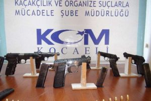 Bagajdaki ko&ccedil;un altından silah &ccedil;ıktı