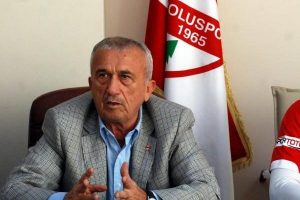 Gazeteciyi t&ouml;renden kovdu