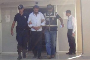 Yabancıları dolandıran &ccedil;ete &ccedil;&ouml;kertildi
