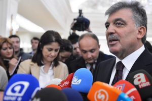 Cumhurbaşkanı G&uuml;l g&uuml;llerle karşılandı