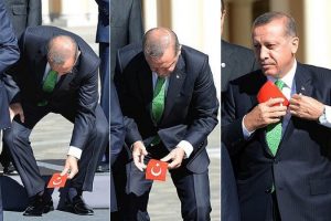 Erdoğan T&uuml;rk bayrağını yine yerde bırakmadı
