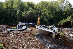 Yol &ccedil;&ouml;kt&uuml;, kamyon u&ccedil;uruma devrildi