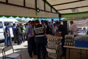 Polis, kayıt şenliğinde 15 bin kişiyi ağırladı