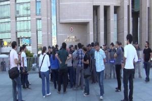 Adliye &ouml;n&uuml;nde arbede