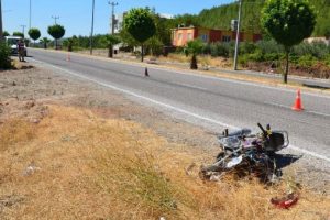 Motosiklet beton direğe &ccedil;arptı