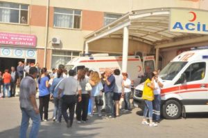 Otob&uuml;s şarampole yuvarlandı