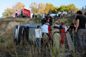 Yaralı s&uuml;r&uuml;c&uuml;y&uuml; vatandaşlar b&ouml;yle kurtardı
