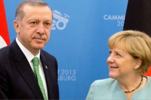 D&uuml;nya Merkel'in bakışlarını konuşuyor