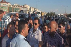 Kamyoncular yolu trafiğe kapattı