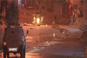 Zırhlı ara&ccedil;taki polis alev aldı