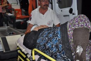 Lastiği patlayan minib&uuml;s şarampole devrildi