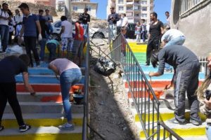 Liseli &ouml;ğrencilerin renklerle dansı