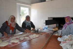 Ekmeklerini kendileri yapıyorlar