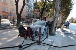 Polise kızıp ekip otosunu yaktı