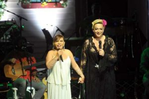 Minik Ser&ccedil;e yazın konserinde b&uuml;y&uuml;ledi