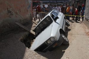 Yol &ccedil;&ouml;kt&uuml; otomobil &ccedil;ukura d&uuml;şt&uuml;