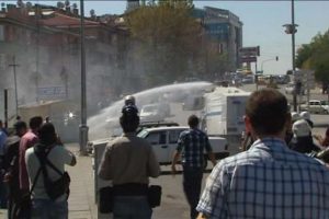 Cami-Cemevi temel atma t&ouml;reni &ouml;ncesi gerginlik
