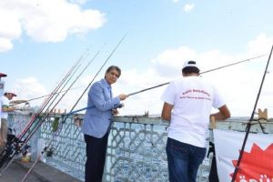 Galata K&ouml;pr&uuml;s&uuml;'nde balık tutma yarışması