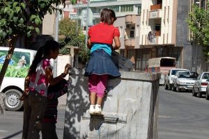 &Ccedil;ocuklar yiyeceğini &ccedil;&ouml;pten &ccedil;ıkarıyor