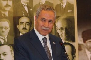 Arın&ccedil;'tan fotoğraf eleştirisi