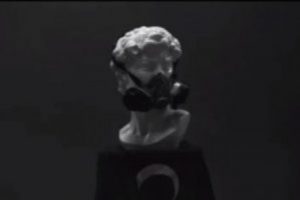 Placebo'dan T&uuml;rk bayraklı, gaz maskeli klip