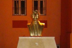 Yaramaz &ccedil;ocuklar Atat&uuml;rk b&uuml;st&uuml;ne zarar verdi