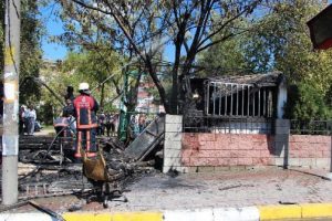 İETT kul&uuml;besini benzin d&ouml;k&uuml;p yaktılar