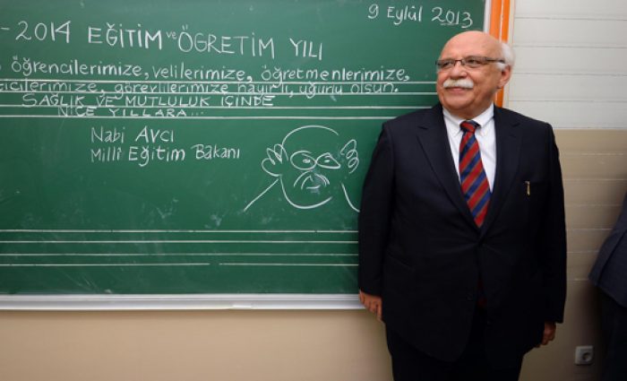 Bakan Avcı kendi karikat&uuml;r&uuml;n&uuml; &ccedil;izdi